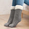 Chaussettes en tricot gris avec doublure en fausse fourrure