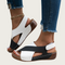 Sandales femme bicolores à talon compensé et bride velcro