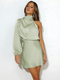 Robe élégante à une épaule
