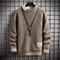 Pull en tricot beige avec col rond et pendentif décoratif