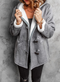 Cappotto in pile grigio con cappuccio e bottoni in legno