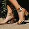 Chaussures à talons en cuir marron avec brides et boucles