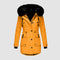 Cappotto invernale giallo da donna con cappuccio bordato di pelliccia