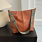 Sac à main en cuir marron avec bandoulière décorative