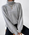 Maglione grigio da donna in maglia con collo alto