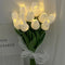Bílá dekorativní LED kytice tulipánů s páskou
